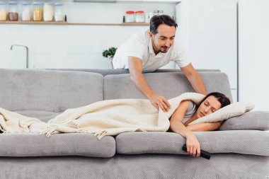 Onun karısı kanepede uyur