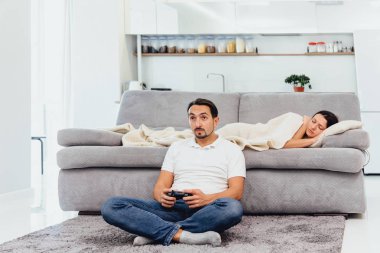 Bir adam bir oyun oynuyor