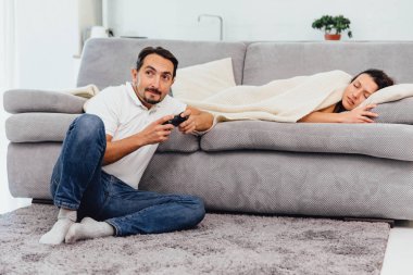 Bir adam bir oyun oynuyor