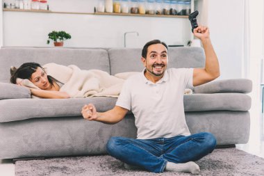 Bir adam bir oyun oynuyor