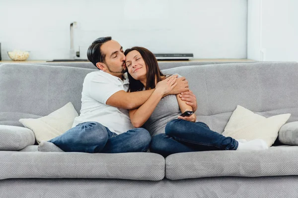 Bir kadın ve bir adam Tv seyretmek