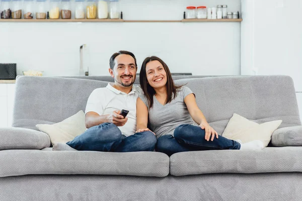 Bir kadın ve bir adam Tv seyretmek