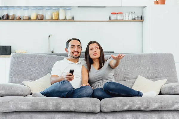 Bir kadın ve bir adam Tv seyretmek