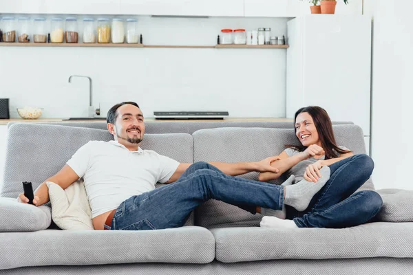 Bir kadın ve bir adam Tv seyretmek