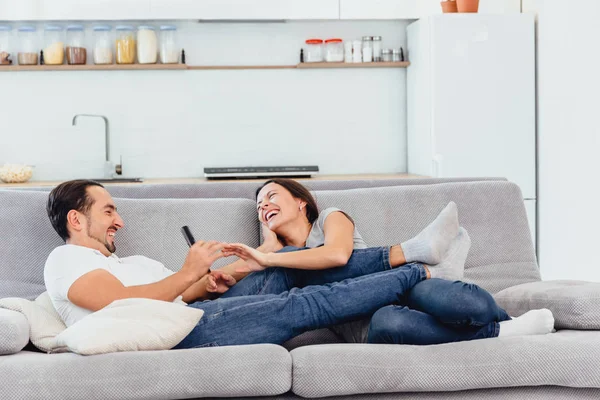 Bir kadın ve bir adam Tv seyretmek