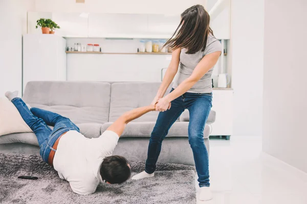 Karısı kocası kanepede dışarı atar