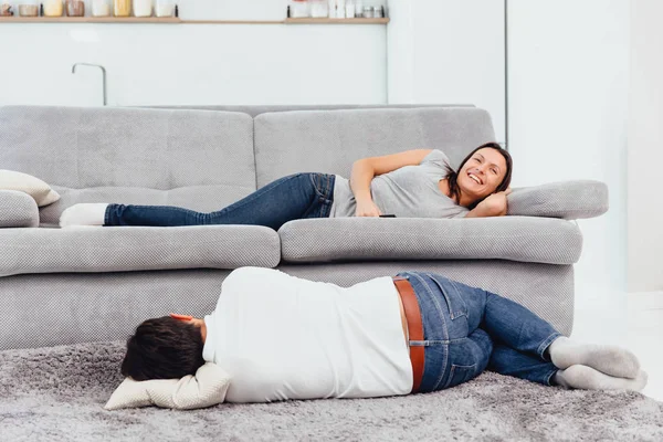 Karısı kocası kanepede dışarı atar