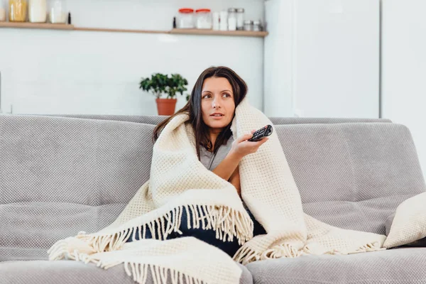Frau schaut Fernsehen auf der Couch — Stockfoto
