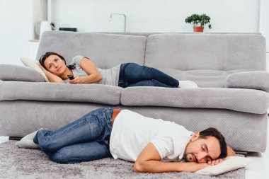 Bir adam yerde yatıyor