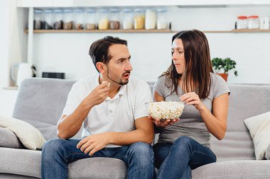 Kocası ve kanepede oturan kadın