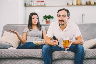 Kocası ve kanepede oturan kadın