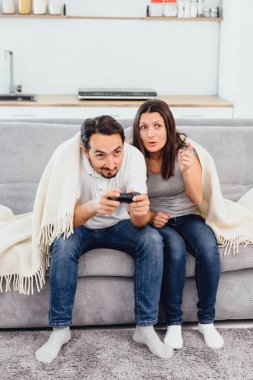 Bir adam bir oyun oynuyor