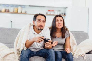 Bir adam bir oyun oynuyor