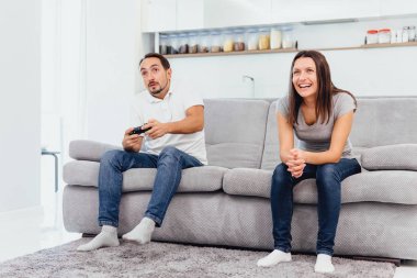 Bir adam bir oyun oynuyor