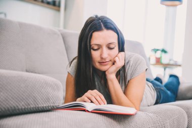 Bir kadın kitap okur.