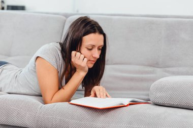 Bir kadın kitap okur.