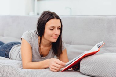 Bir kadın kitap okur.