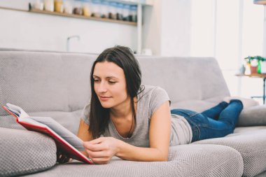 Bir kadın kitap okur.