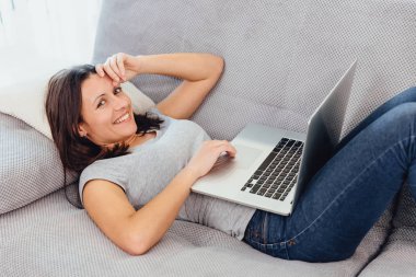 Karısı bir dizüstü bilgisayar ile zaman harcıyor