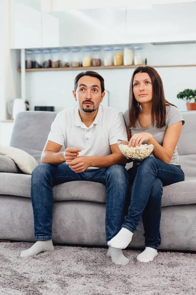 남편과 여자는 소파에 앉아 — 스톡 사진