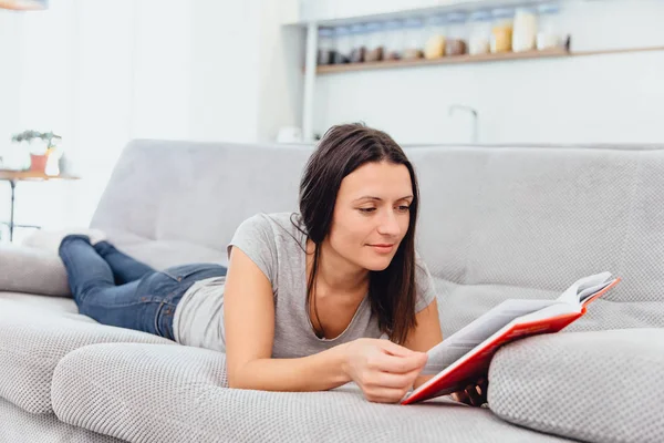 Bir kadın kitap okur.