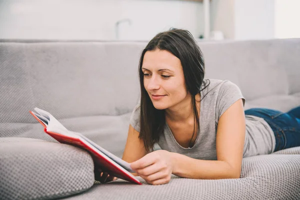 Žena čte knihu, — Stock fotografie