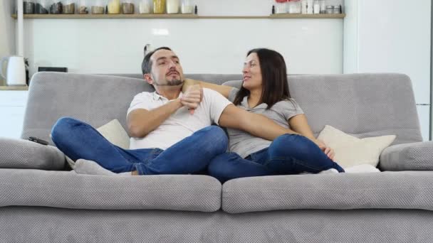 Marido e esposa se divertir — Vídeo de Stock