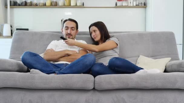 Mann Und Frau Amüsieren Sich Auf Der Couch — Stockvideo