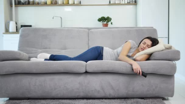 Die Frau schläft süß auf der Couch — Stockvideo