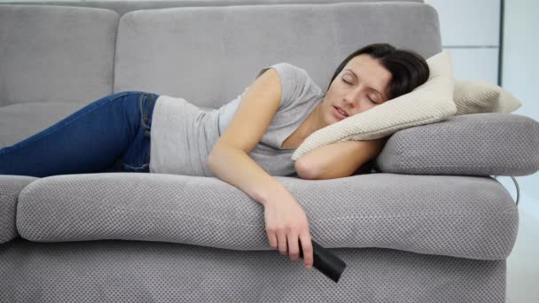 A nő édesen alszik a kanapén — Stock videók