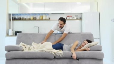 Karısı bir Tv izlerken bir adam yerde yatıyor
