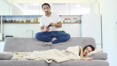 Bir adam, enerjik oyunu oynar