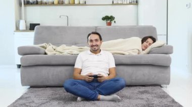 Bir adam, enerjik oyunu oynar