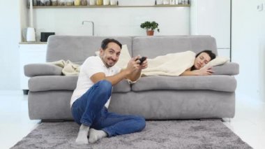 Bir adam, enerjik oyunu oynar