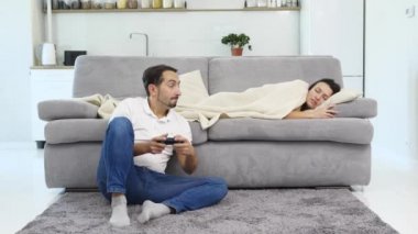 Bir adam, enerjik oyunu oynar