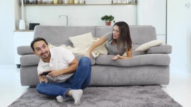 Bir adam, enerjik oyunu oynar