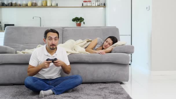 Un hombre enérgicamente juega el juego — Vídeo de stock