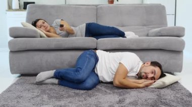 Karısı bir Tv izlerken bir adam yerde yatıyor