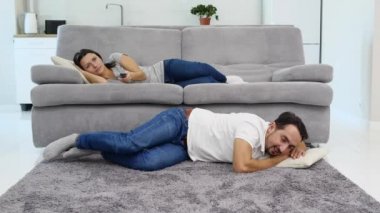 Karısı bir Tv izlerken bir adam yerde yatıyor