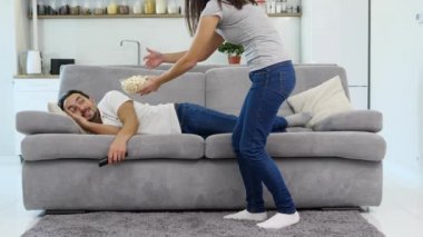 Bir adam ve karısı Tv seyretmek