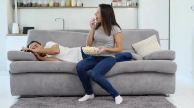 Bir adam ve karısı Tv seyretmek