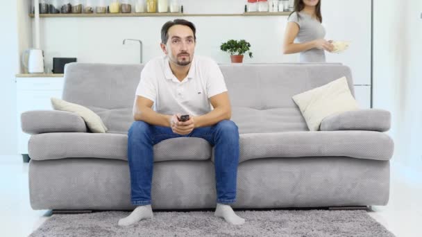 Un uomo e sua moglie guardano la TV — Video Stock