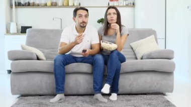 Bir adam ve karısı Tv seyretmek