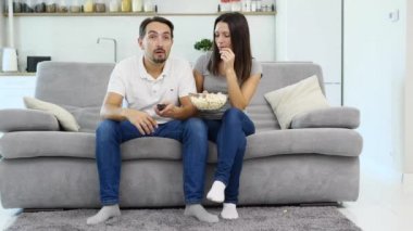 Bir adam ve karısı Tv seyretmek
