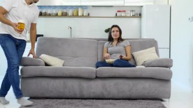 Kocam bira ve patlamış mısır sever