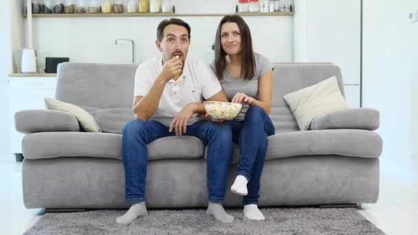 Muž a jeho manželka dívat se na televizi — Stock video