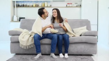 Karı koca koltukta oturmak