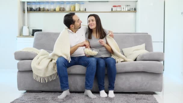 O marido e a esposa sentam-se no sofá — Vídeo de Stock