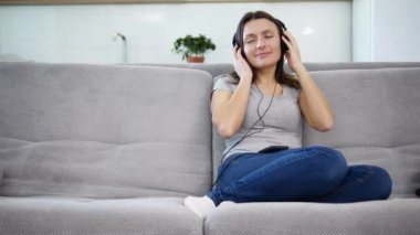 Kadın kulaklık müzik dinler