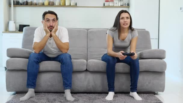 Un uomo gioca in un gioco con sua moglie — Video Stock